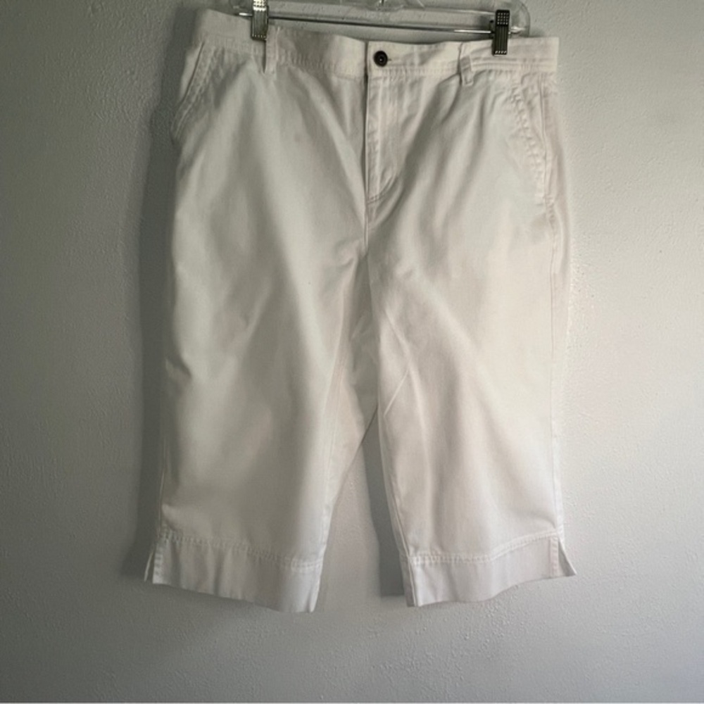 Liz Claiborne Petite white cotton  capris, Size 16P. Preowned. Like new.